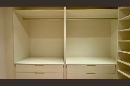 Apartamento à venda com 212m², 3 quartos e 1 vagaCloset da suíte 3