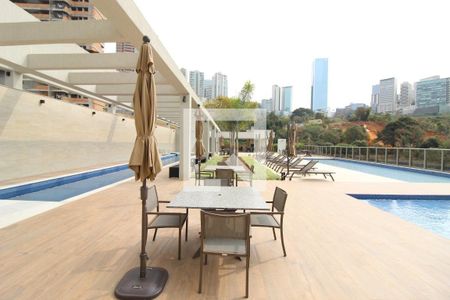 Apartamento à venda com 341m², 4 quartos e 5 vagas Apartamento à venda com 341m², 4 quartos e 5 vagasÁrea comum - Piscina