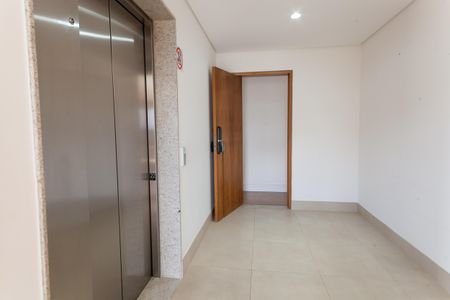 Apartamento à venda com 341m², 4 quartos e 5 vagas Apartamento à venda com 341m², 4 quartos e 5 vagasHall social - elevador privativo