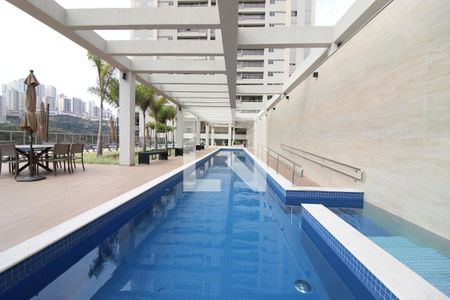Apartamento à venda com 341m², 4 quartos e 5 vagas Apartamento à venda com 341m², 4 quartos e 5 vagasÁrea comum - Piscina