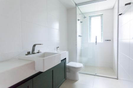 Apartamento à venda com 341m², 4 quartos e 5 vagas Apartamento à venda com 341m², 4 quartos e 5 vagasBanheiro suite 1