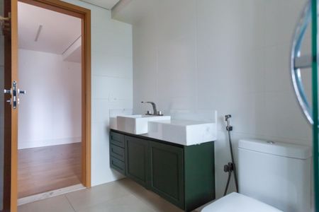 Apartamento à venda com 341m², 4 quartos e 5 vagas Apartamento à venda com 341m², 4 quartos e 5 vagasBanheiro suite 1