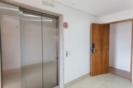 Apartamento à venda com 341m², 4 quartos e 5 vagas Apartamento à venda com 341m², 4 quartos e 5 vagasHall social - elevador privativo