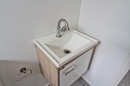 Banheiro de casa para alugar com 1 quarto, 22m² em Vila Mangalot, São Paulo