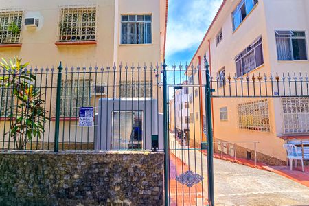 Apartamento para alugar com 79m², 2 quartos e 1 vagaFachada e portaria com placa