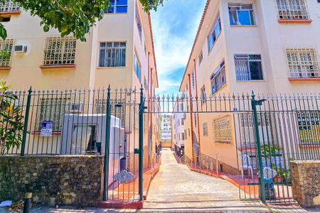 Apartamento para alugar com 79m², 2 quartos e 1 vagaFachada e portaria com placa