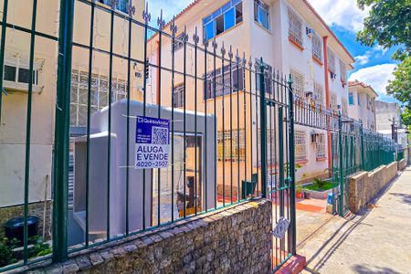 Apartamento para alugar com 79m², 2 quartos e 1 vagaFachada e portaria com placa