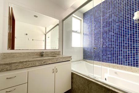 Apartamento para alugar com 242m², 4 quartos e 3 vagasBanheiro da Suíte 1