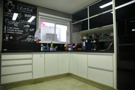 Casa de condomínio para alugar com 250m², 4 quartos e 4 vagasCozinha 