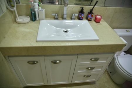 Casa de condomínio para alugar com 250m², 4 quartos e 4 vagasBanheiro da Suíte 1 