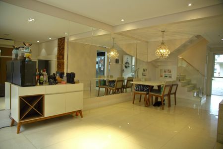 Casa de condomínio para alugar com 250m², 4 quartos e 4 vagasSala