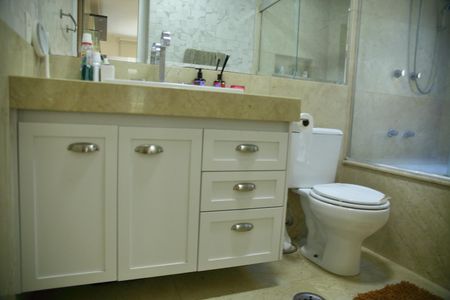 Casa de condomínio para alugar com 250m², 4 quartos e 4 vagasBanheiro da Suíte 1 