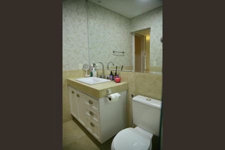 Casa de condomínio para alugar com 250m², 4 quartos e 4 vagasBanheiro da Suíte 1 