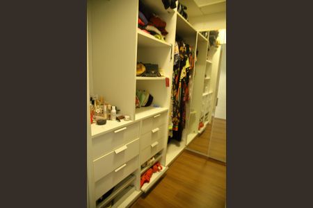 Casa de condomínio para alugar com 250m², 4 quartos e 4 vagasCloset  da Suíte 1 