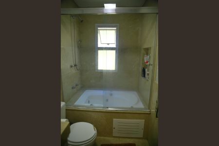 Casa de condomínio para alugar com 250m², 4 quartos e 4 vagasBanheiro da Suíte 1 