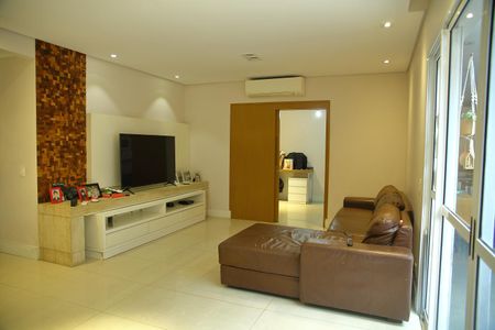 Casa de condomínio para alugar com 250m², 4 quartos e 4 vagasSala