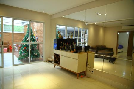 Casa de condomínio para alugar com 250m², 4 quartos e 4 vagasSala