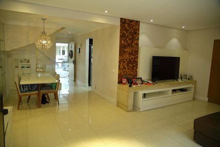 Casa de condomínio para alugar com 250m², 4 quartos e 4 vagasSala