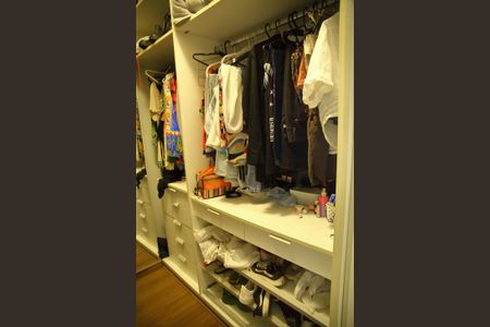 Casa de condomínio para alugar com 250m², 4 quartos e 4 vagasCloset  da Suíte 1 