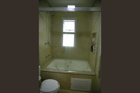 Casa de condomínio para alugar com 250m², 4 quartos e 4 vagasBanheiro da Suíte 1 