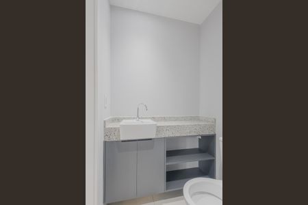 Banheiro de kitnet/studio para alugar com 1 quarto, 35m² em Vila Madalena, São Paulo