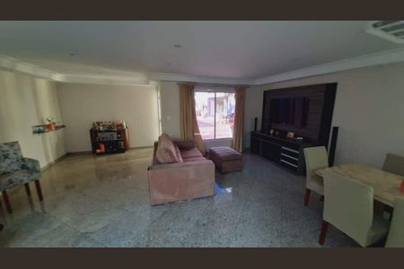 Casa à venda com 4 quartos, 325m² em Vila Bertioga, São Paulo