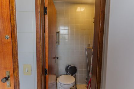 Apartamento à venda com 180m², 3 quartos e 2 vagas Apartamento à venda com 180m², 3 quartos e 2 vagasBanheiro de serviço