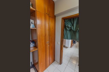 Apartamento à venda com 180m², 3 quartos e 2 vagas Apartamento à venda com 180m², 3 quartos e 2 vagasQuarto de Serviço