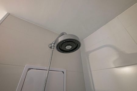 Banheiro de kitnet/studio para alugar com 1 quarto, 27m² em Pinheiros, São Paulo