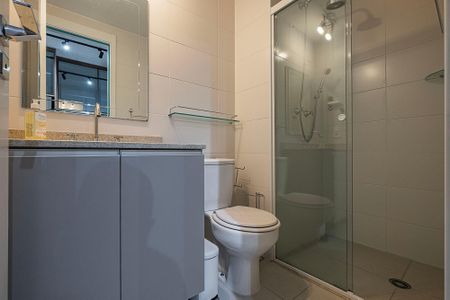 Banheiro de kitnet/studio para alugar com 1 quarto, 27m² em Pinheiros, São Paulo