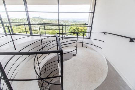 Casa de condomínio para alugar com 370m², 4 quartos e 6 vagasEscada