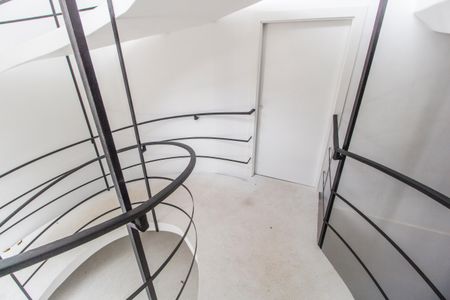 Casa de condomínio para alugar com 370m², 4 quartos e 6 vagasEscada