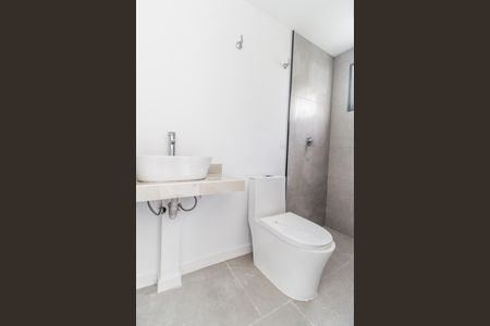 Casa de condomínio para alugar com 370m², 4 quartos e 6 vagasBanheiro da Suíte