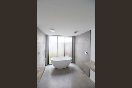 Casa de condomínio para alugar com 370m², 4 quartos e 6 vagasBanheiro da Suíte