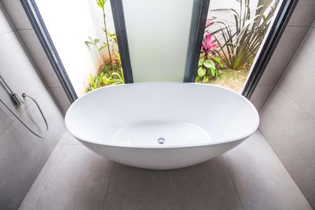 Casa de condomínio para alugar com 370m², 4 quartos e 6 vagasBanheiro da Suíte