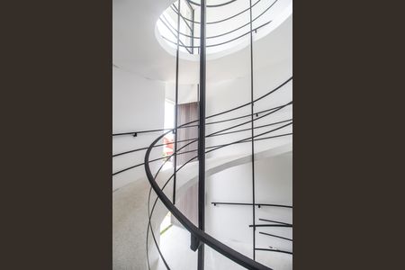 Casa de condomínio para alugar com 370m², 4 quartos e 6 vagasEscada