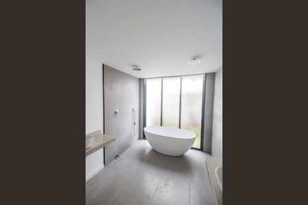 Casa de condomínio para alugar com 370m², 4 quartos e 6 vagasBanheiro da Suíte