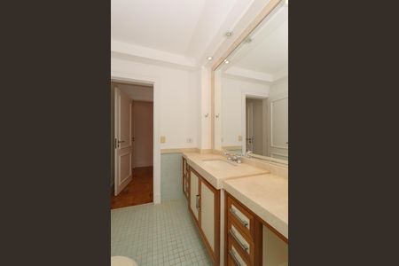 Apartamento à venda com 259m², 2 quartos e 2 vagasBanheiro da Suíte 1