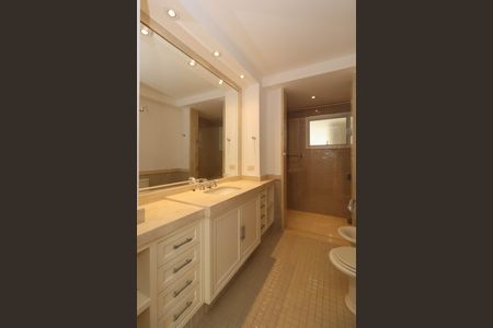 Apartamento à venda com 259m², 2 quartos e 2 vagasBanheiro da Suíte 2