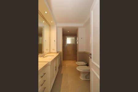 Apartamento à venda com 259m², 2 quartos e 2 vagasBanheiro da Suíte 2