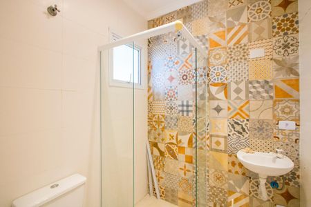 Casa à venda com 110m², 2 quartos e 2 vagasBanheiro do quarto 1