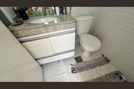 Apartamento à venda com 70m², 2 quartos e 2 vagasBanheiro quarto 2