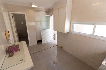 Casa de condomínio à venda com 590m², 4 quartos e 8 vagasÁREA DE SERVIÇO