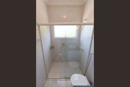 Casa de condomínio à venda com 590m², 4 quartos e 8 vagasBANHEIRO DA SUITE 2