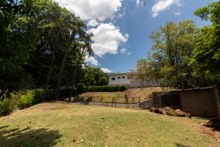 Casa de condomínio à venda com 590m², 4 quartos e 8 vagasÁREA EXTERNA FUNDOS