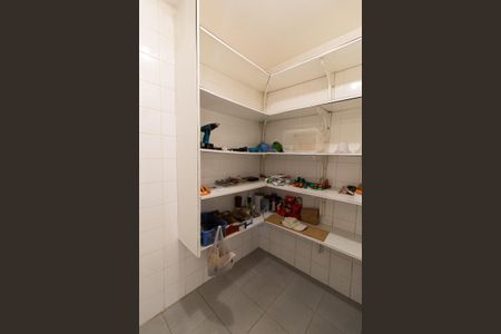 Casa de condomínio à venda com 590m², 4 quartos e 8 vagasDISPENSA