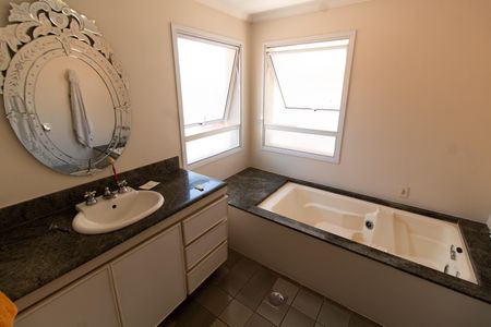 Casa de condomínio à venda com 590m², 4 quartos e 8 vagasBANHEIRO DA SUITE MASTER