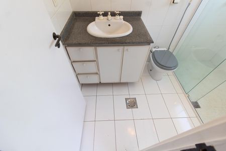 Casa de condomínio à venda com 590m², 4 quartos e 8 vagasBANHEIRO DA SUITE 3