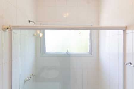 Casa de condomínio à venda com 590m², 4 quartos e 8 vagasBANHEIRO DA SUITE 3