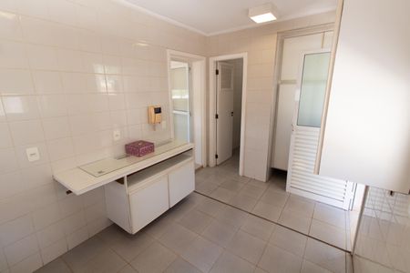 Casa de condomínio à venda com 590m², 4 quartos e 8 vagasÁREA DE SERVIÇO